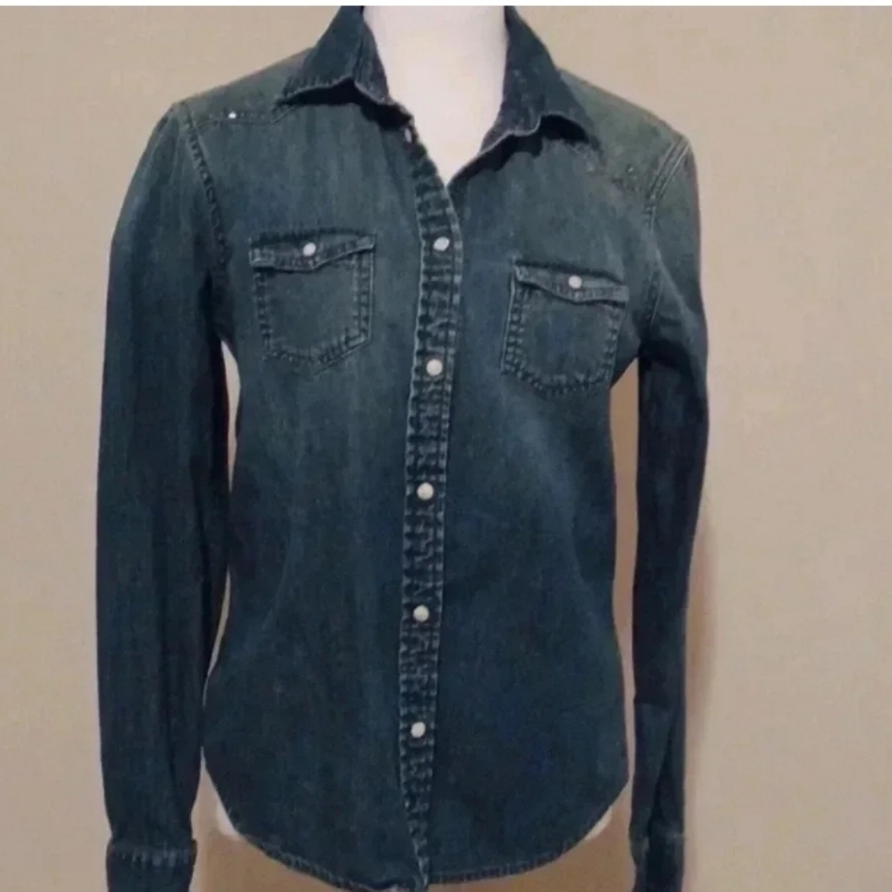 -- Denim shirt with pockets and metal sholder decor
